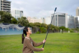 Femme utilisant une caméra 360 pour capturer une vidéo immersive